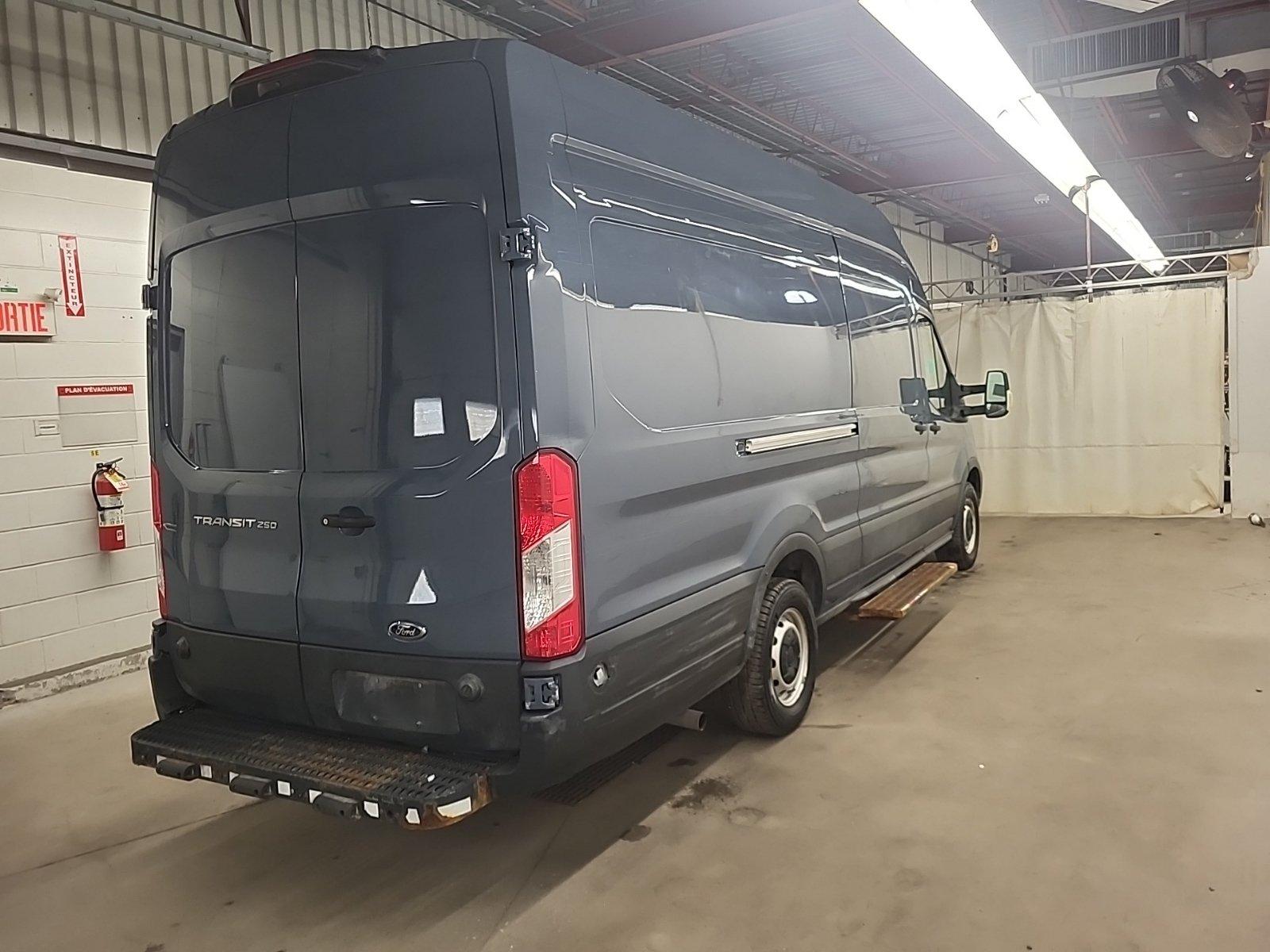 Ford Transit-250 Cargo Van 2021 - Image 5