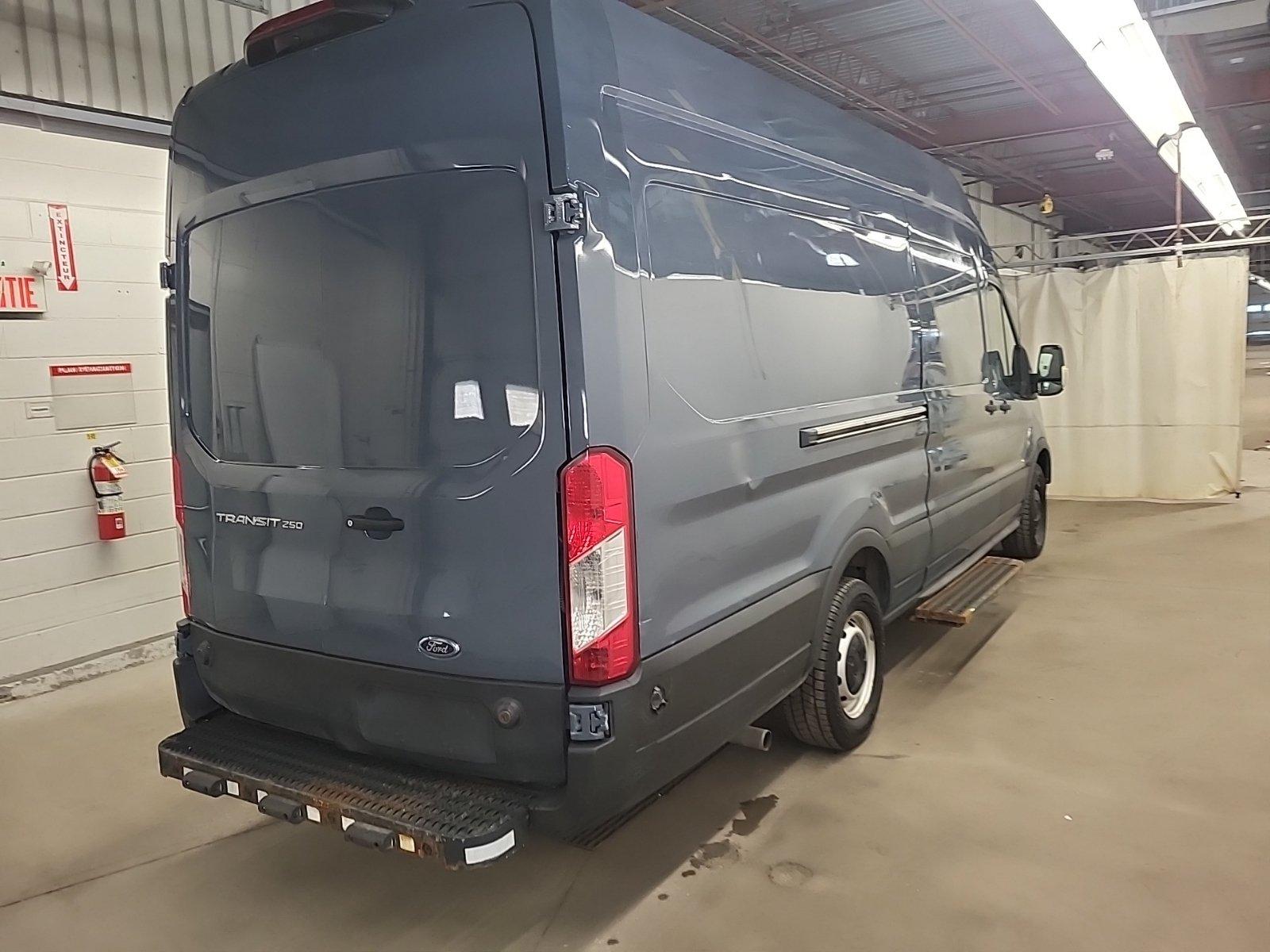 Ford Transit-250 Cargo Van 2021 - Image 3