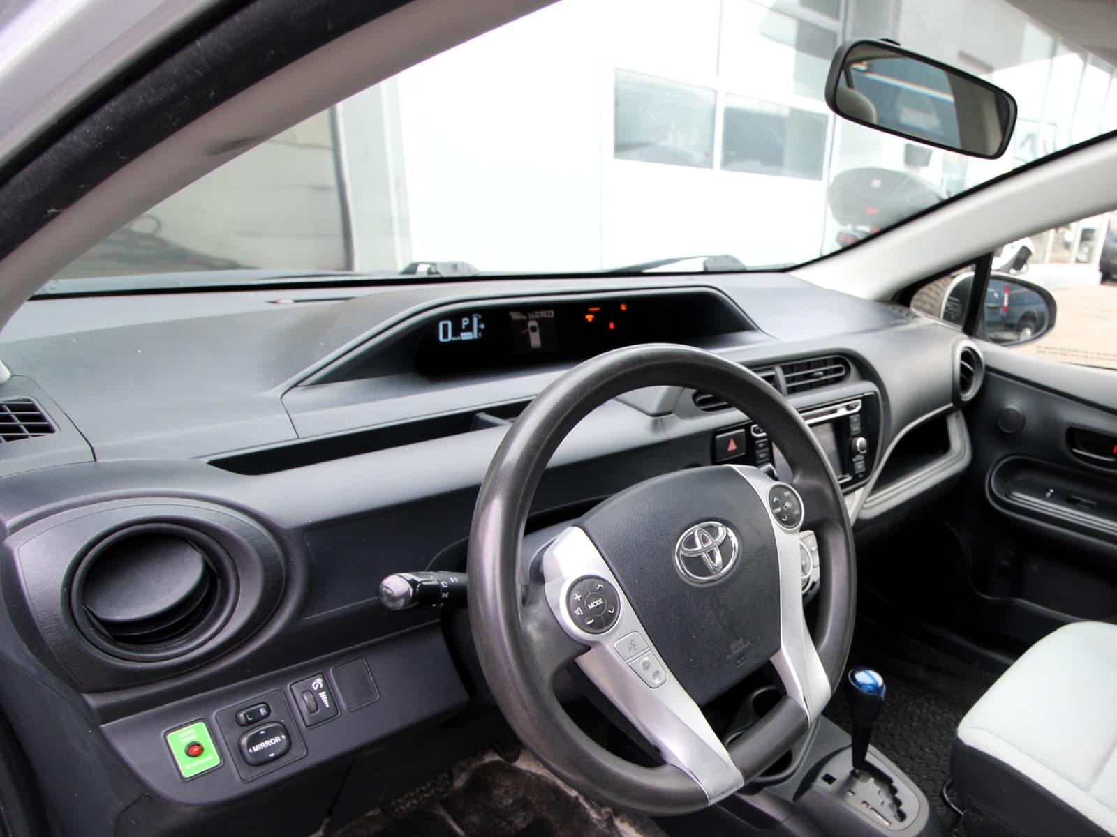 Toyota Prius c 2016 - Image 2