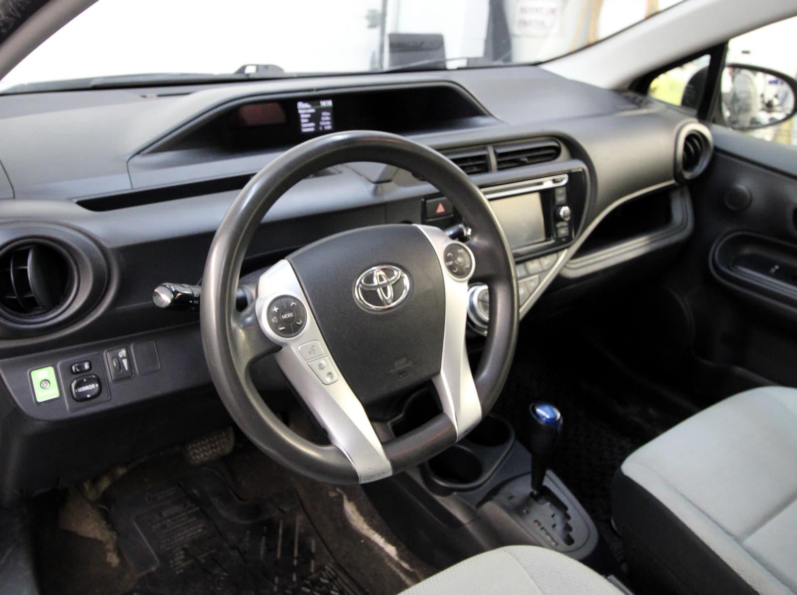 Toyota Prius c 2016 - Image 2