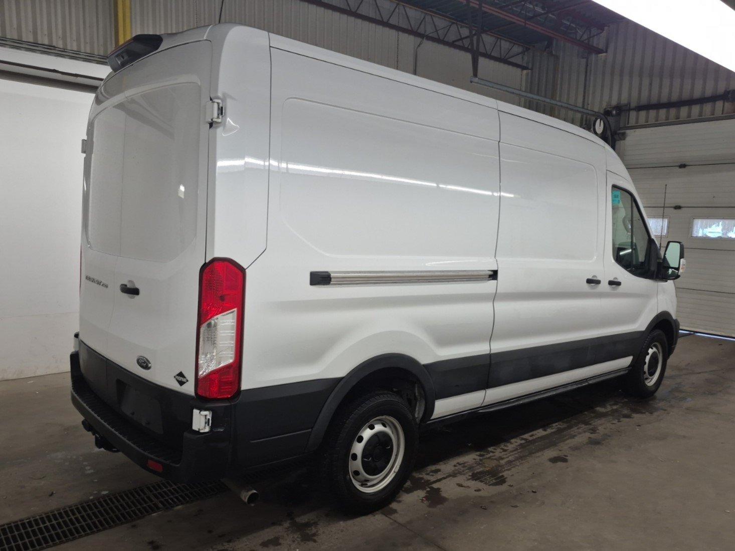 Ford Transit-250 Cargo Van 2023 - Image 3