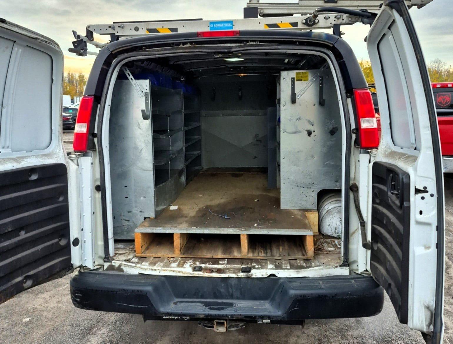 Chevrolet Express 3500 2018 - Image 9