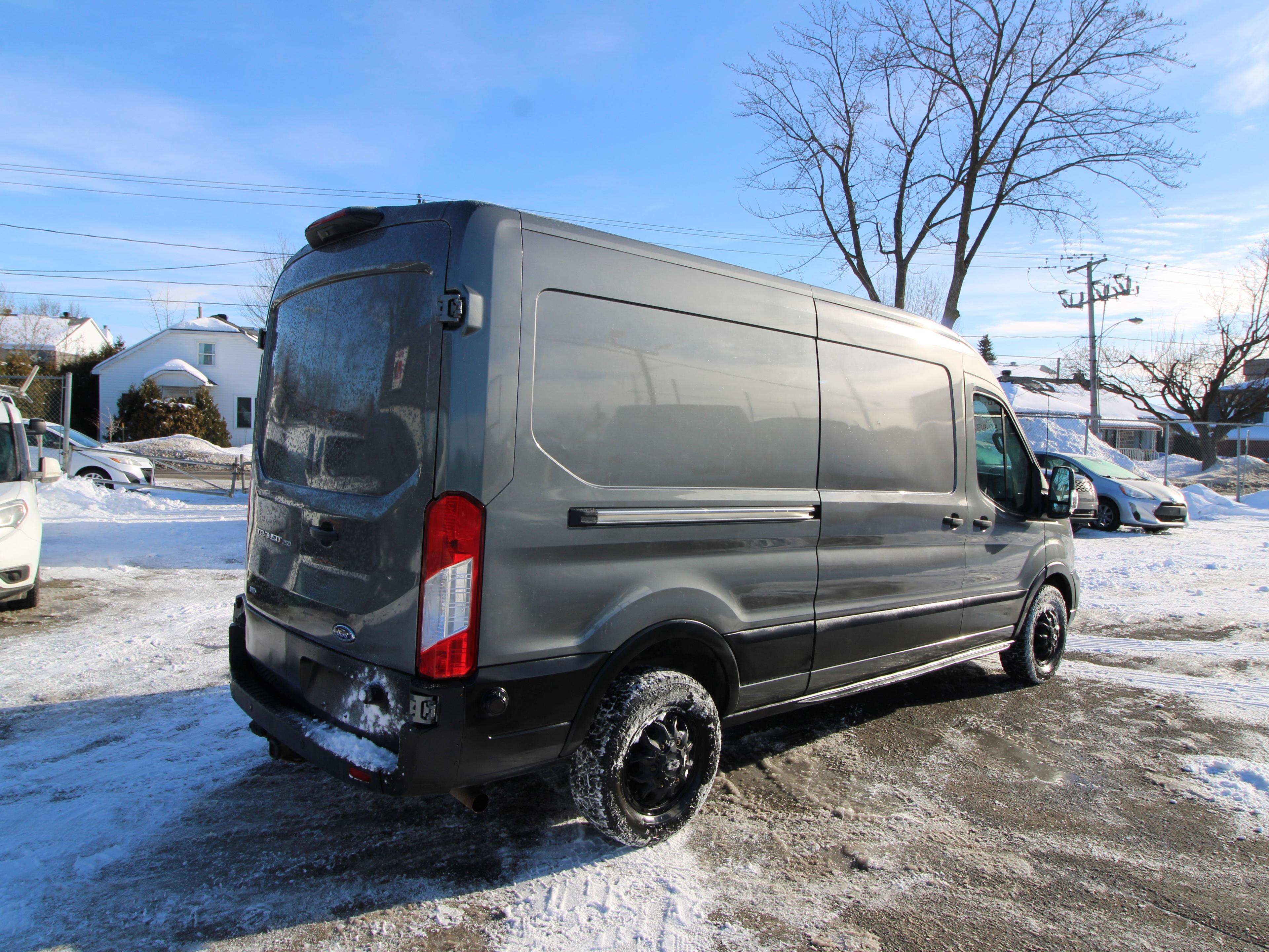Ford Transit-250 Cargo Van 2021 - Image 9