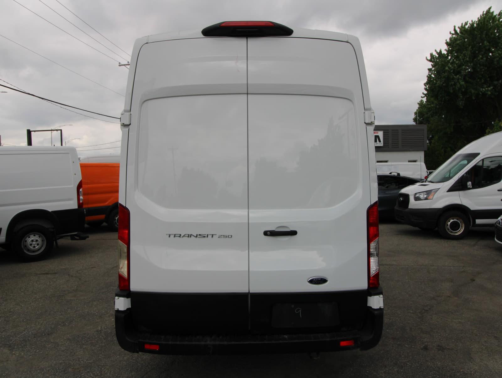 Ford Transit-250 Cargo Van 2021 - Image 16