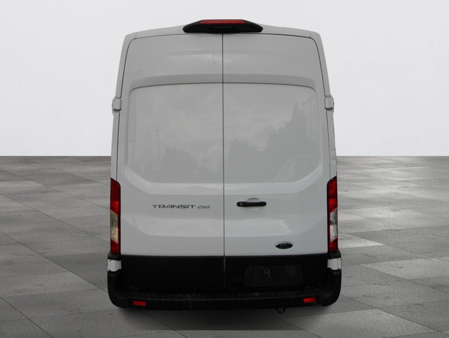 Ford Transit-250 Cargo Van 2021 - Image 17