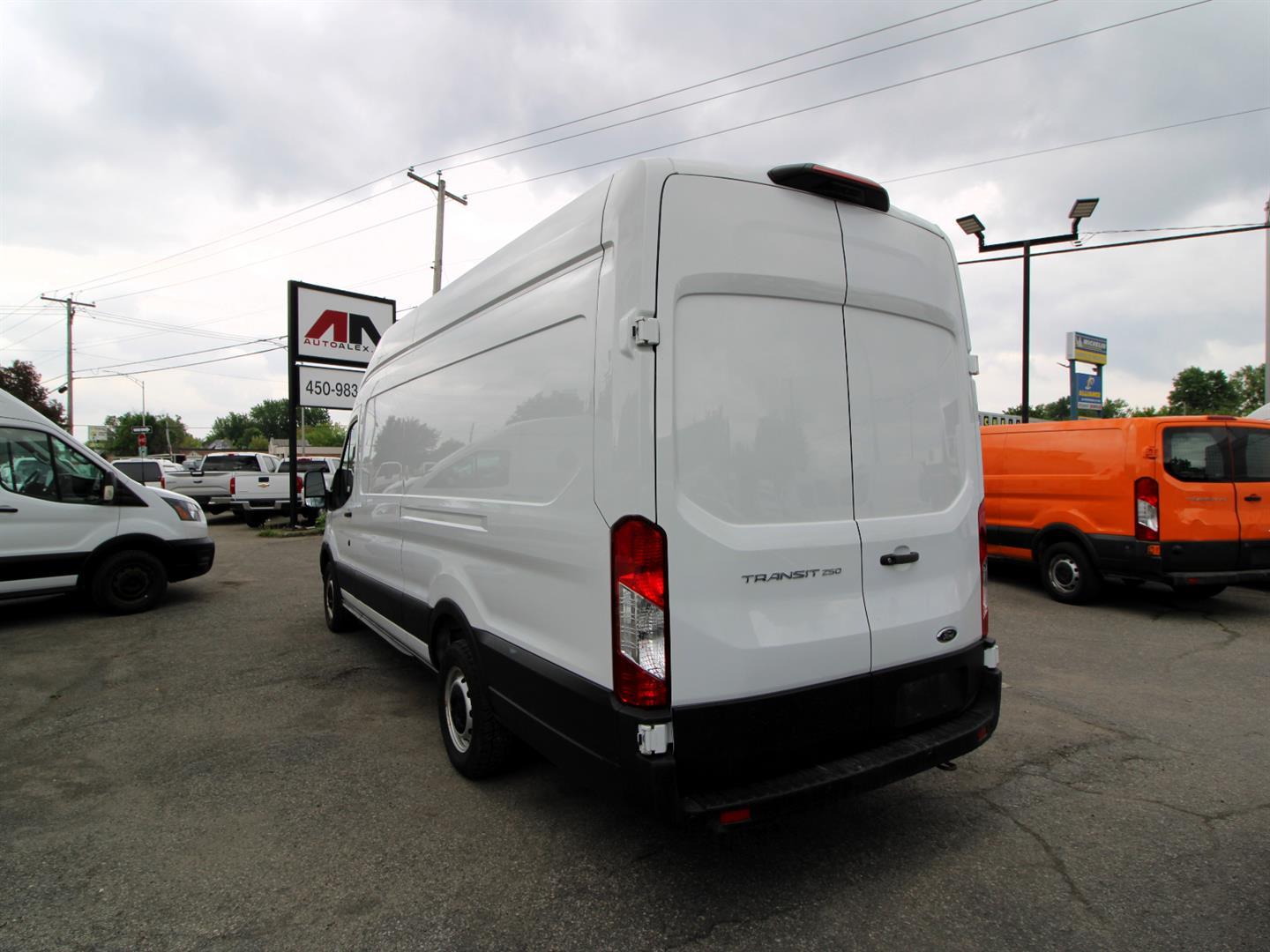 Ford Transit Cargo Van 2021 - Image 11
