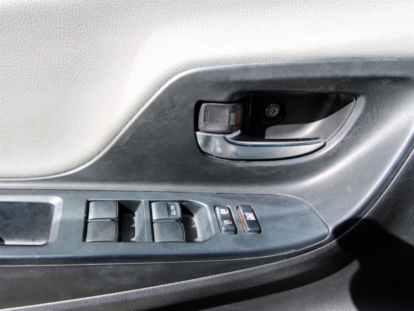 Toyota Yaris 2015 - Image 8