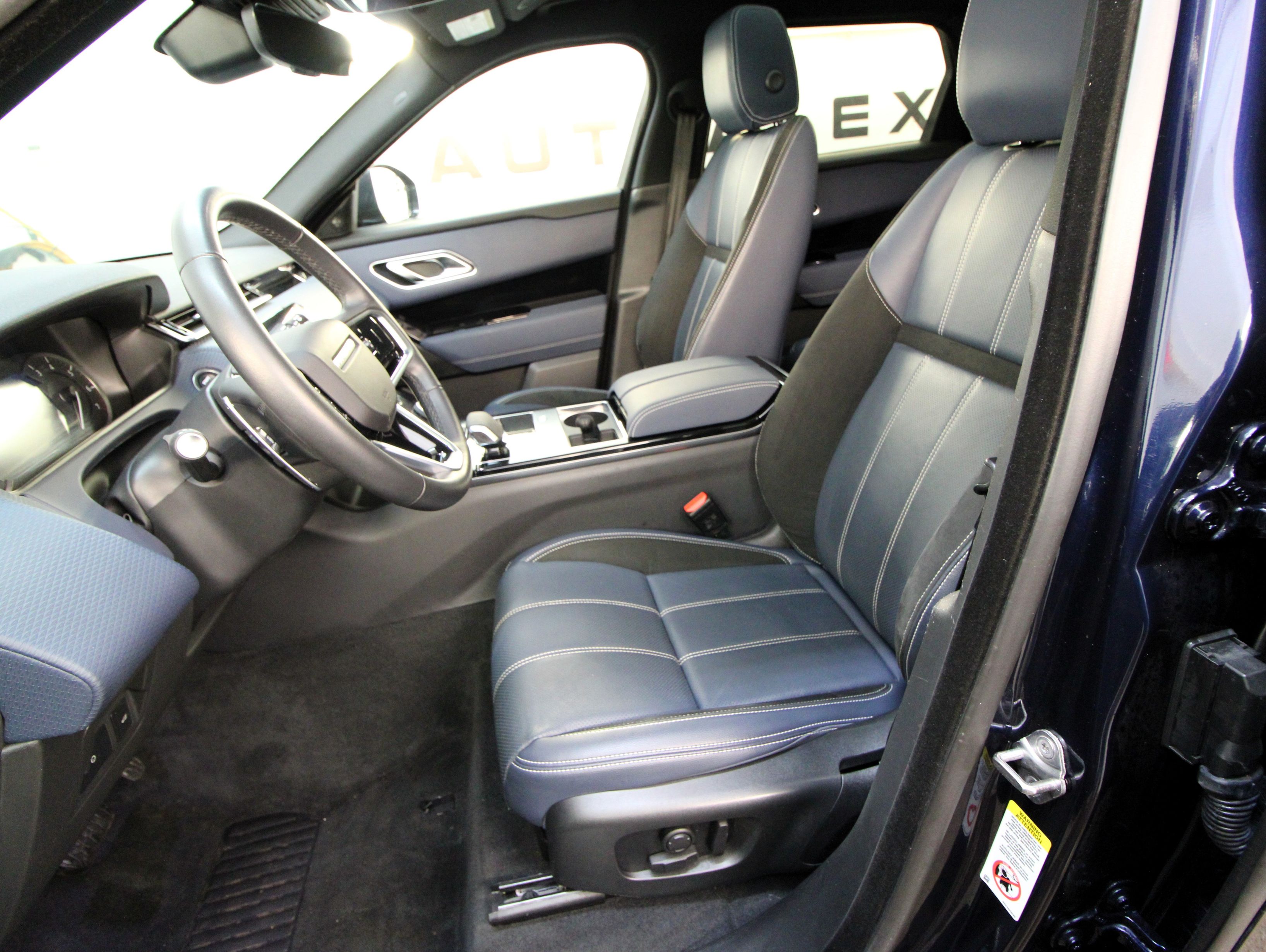 Land Rover Range Rover Velar 2023 - Thumbnail 17