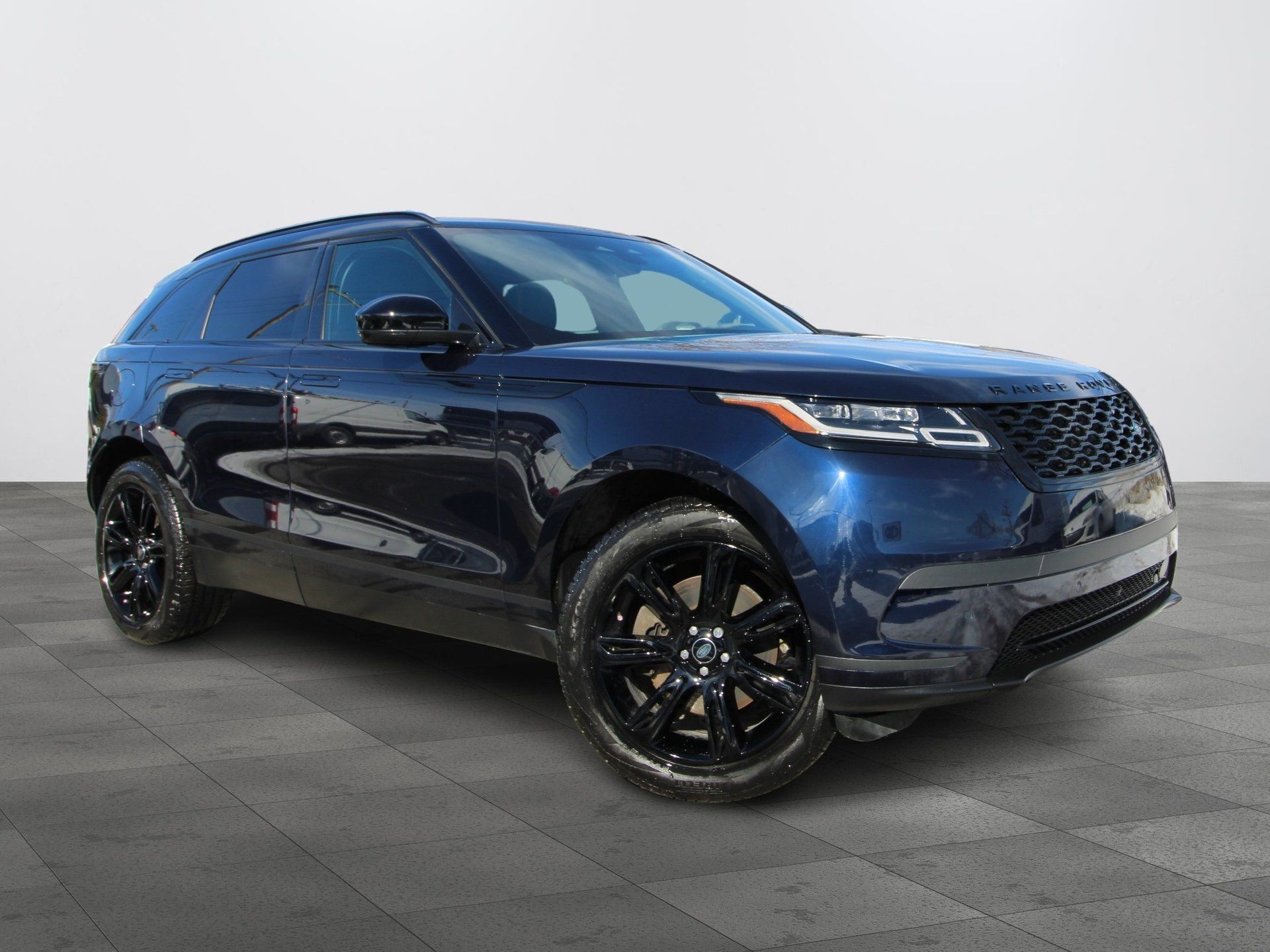 Land Rover Range Rover Velar 2023 - Thumbnail 1