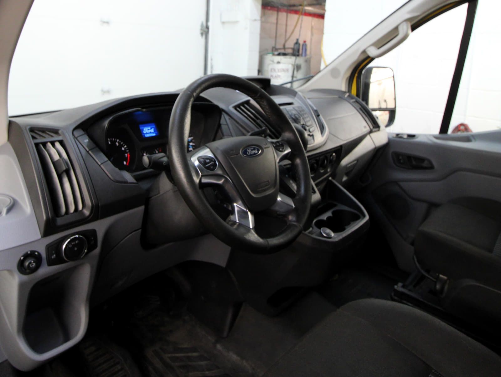 Ford Transit-150 2017 - Image 2