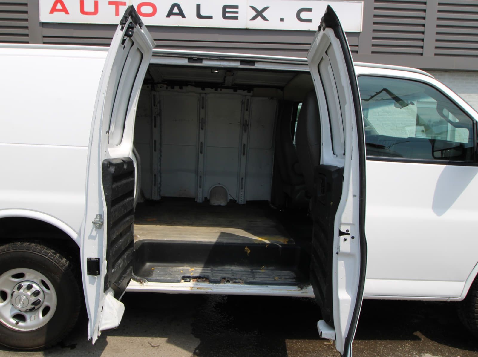 Chevrolet Express Cargo Van 2016 - Image 2