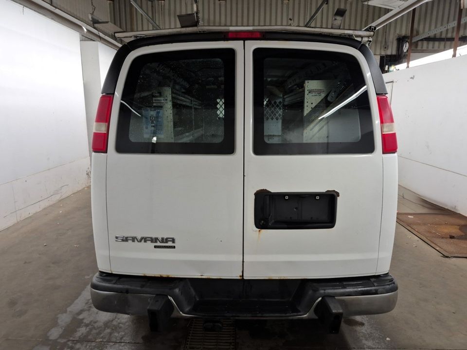 GMC Savana Cargo 2015 - Image 12