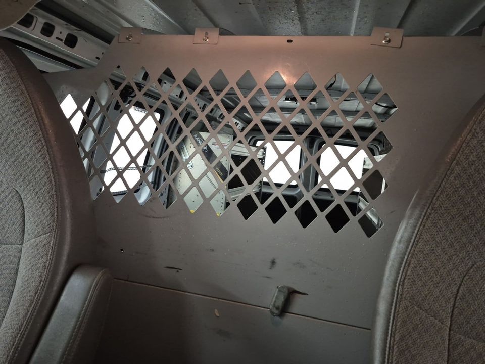 GMC Savana Cargo 2015 - Image 11