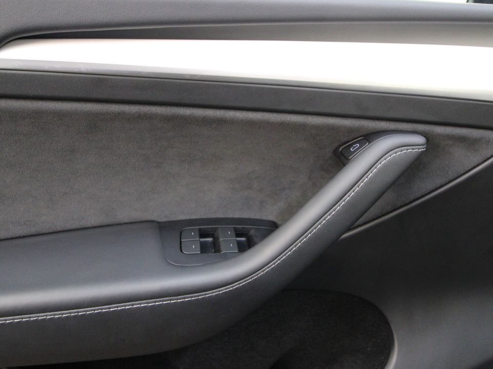 Tesla Model Y 2024 - Image 12